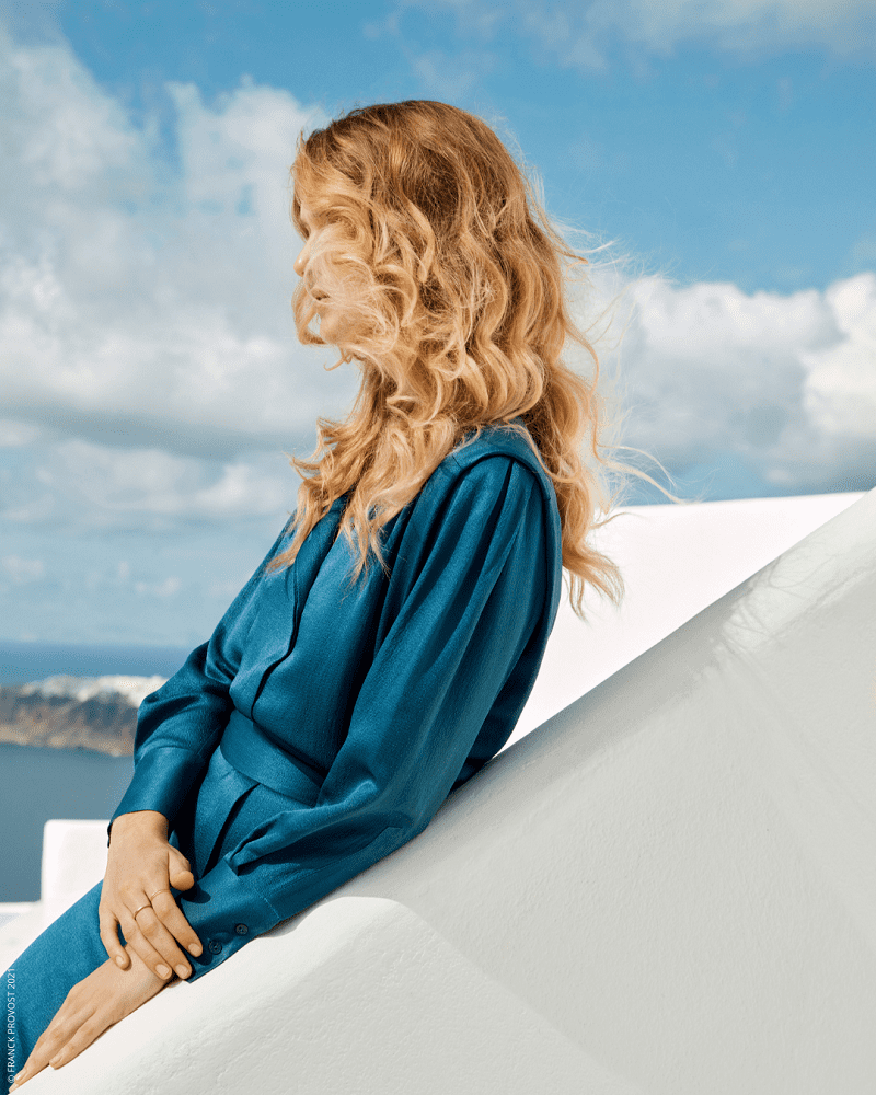 Świetliste włosy na wakacje - zobacz jak dbać o kondycje blond włosów.