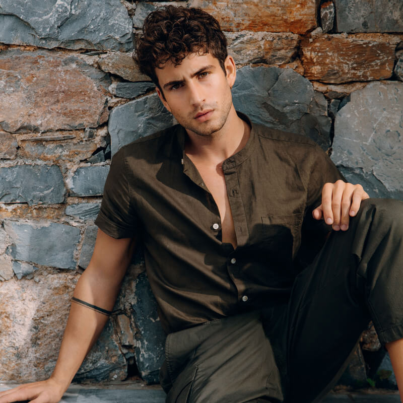 Męska fryzura - kręcone włosy